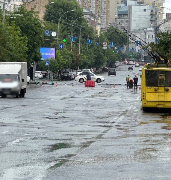 
Київ накрила потужна злива: затоплено ТЦ, проспекти, на дорогах затори (відео) 