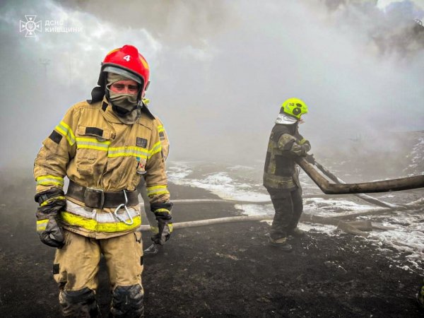 На Київщині ліквідували пожежу на промисловому обʼєкті, що виникла вночі через атаку РФ