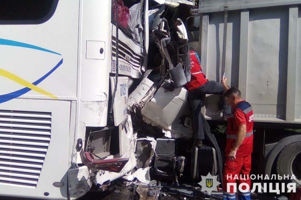 На Тернопільщині зіткнулися три вантажівки, автобус та два позашляховики - є постраждалі