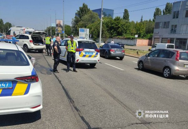 У Києві на Столичному шосе сталась ДТП за участі трьох автомобілів, є постраждалі