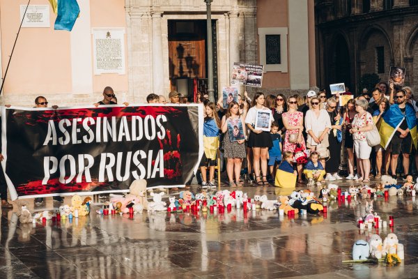 
Після атаки на "Охматдит" українці влаштували мітинг в Іспанії (фото)
