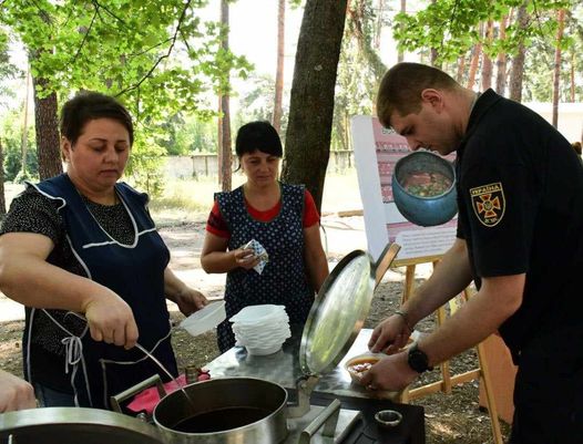 Харківським рятувальникам передали польову кухню з оберегом від Григорія Сковороди