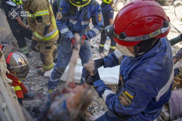 
Ракетний удар по багатоповерхівці на Сирці: кількість загиблих стрімко зростає (фото)
