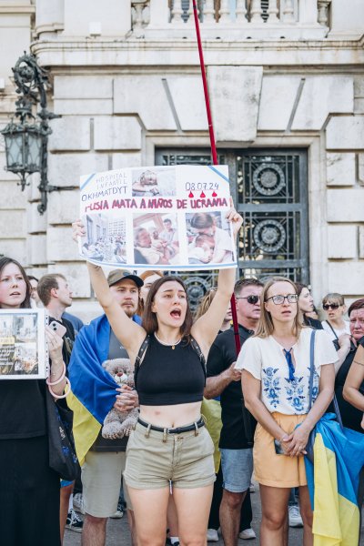 
Після атаки на "Охматдит" українці влаштували мітинг в Іспанії (фото)
