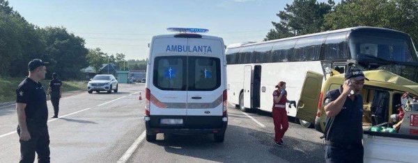 
У Молдові автомобіль зіткнувся з пасажирським автобусом, який прямував з Кишинева до Києва: деталі, фото
