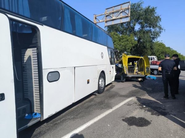 
У Молдові автомобіль зіткнувся з пасажирським автобусом, який прямував з Кишинева до Києва: деталі, фото
