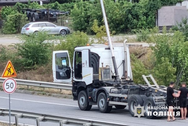 На трасі «Київ-Одеса» вантажівка обвалила міст - рух заблокований