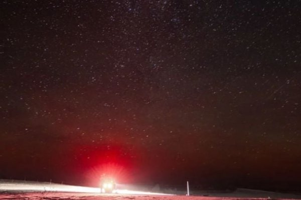 
Рідкісне явище: показали зоряне небо над українською станцією "Академік Вернадський" в Антарктиді (фото)
