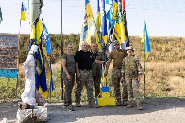 Біля стели на в’їзді до Донецької області встановили знамена Маріупольської бригади