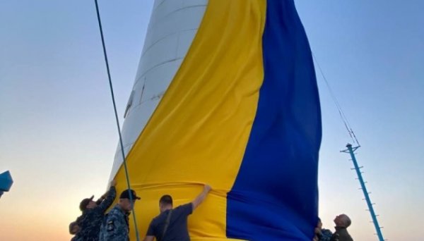 В Одесі розгорнули прапори України на Потьомкінських сходах і Воронцовському маяку