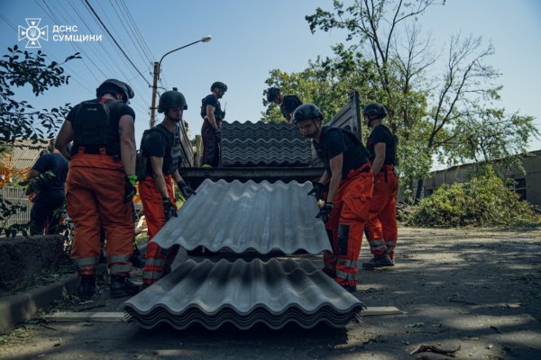 Рятувальники показали наслідки ракетного удару по Сумах