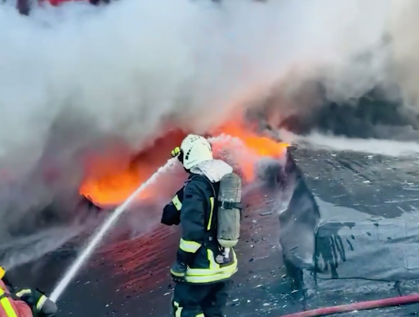 
У Підмосков'ї загорівся завод: полум’я гасить авіація (фото, відео)
