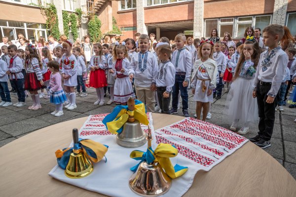 
Акцизи на пальне, виплати ВПО, нові правила у школах: що зміниться в Україні з 1 вересня 