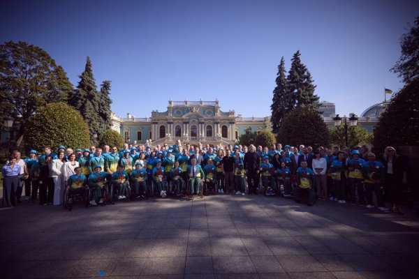 Зеленський відзначив українських паралімпійців і їхніх тренерів державними нагородами
                                