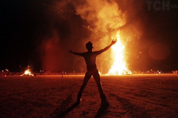 
У США відгримів Burning Man: спа-салон зі "щасливим кінцем", купол оргій та шоу секс-магії (фото)
