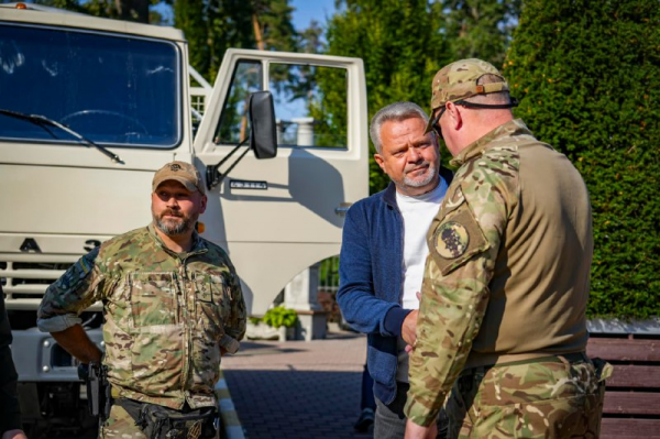 Бучанська громада передала ЗСУ квадрокоптери, генератори, старлінки та 100 FPV-дронів