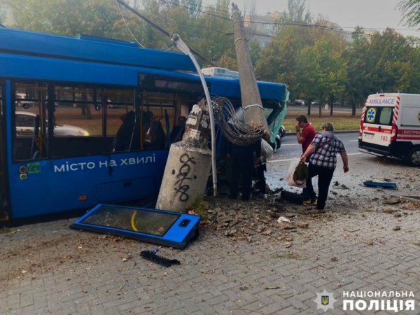 У Миколаєві тролейбус потрапив у ДТП: постраждали шестеро пасажирів, серед них - троє дітей