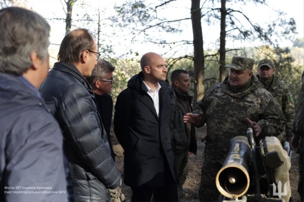 Глава МЗС Франції відвідав на Сумщині бійців Сил тероборони