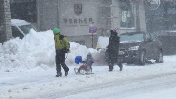 
Світ тоне у воді: Сахару затопило, ураган у США, Європа зазнала великої шкоди від повеней (фото, відео)
