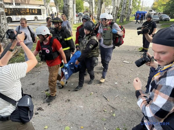 З пошкодженого обстрілом будинку у Запоріжжі врятували 90-річну жінку