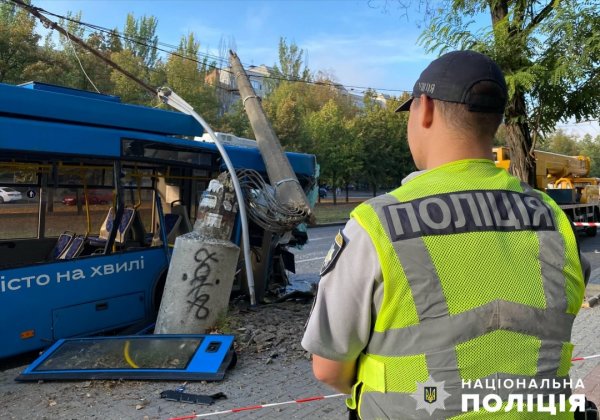 У Миколаєві тролейбус потрапив у ДТП: постраждали шестеро пасажирів, серед них - троє дітей