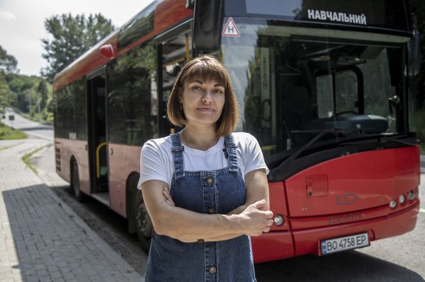 
Верстатник, тракторист, водій. Які "чоловічі" професії опановують жінки в Україні 