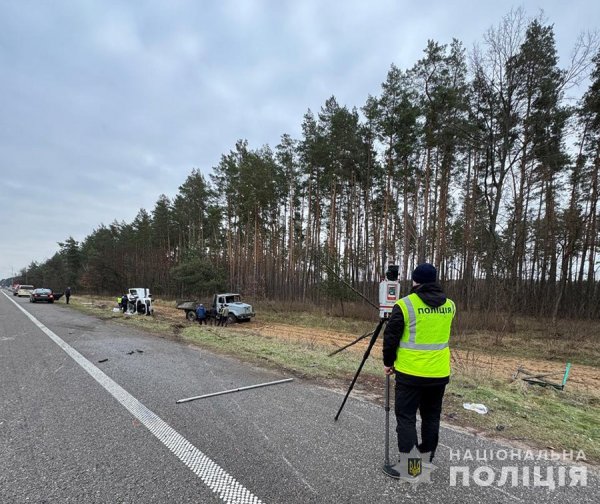 У ДТП за участю мікроавтобуса та вантажівки на Житомирщині постраждали шестеро людей