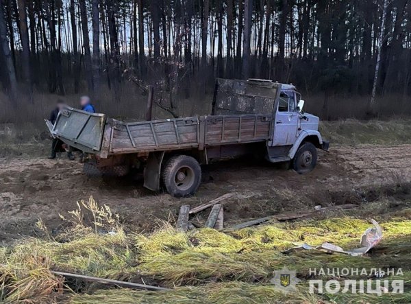 У ДТП за участю мікроавтобуса та вантажівки на Житомирщині постраждали шестеро людей