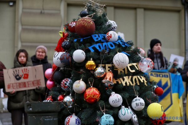 В центрі Одеси встановили ялинку на підтримку військовополонених