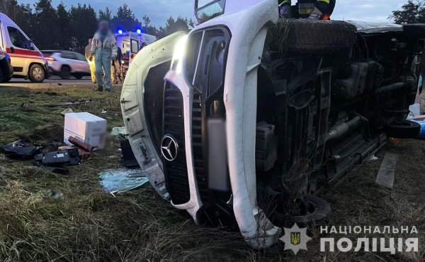 У ДТП за участю мікроавтобуса та вантажівки на Житомирщині постраждали шестеро людей