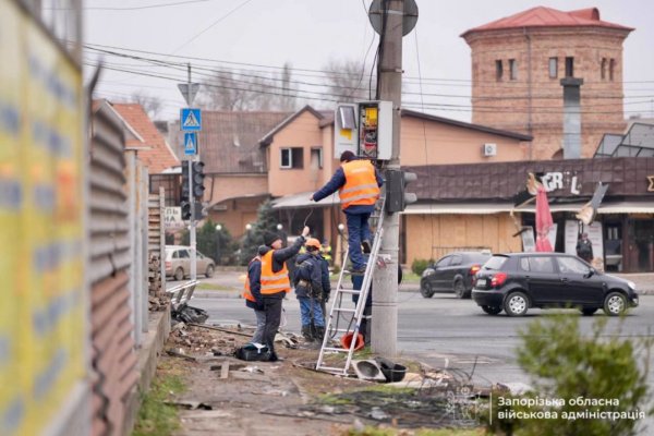 На Запоріжжі відновлюють високовольтну ЛЕП, яка постраждала через обстріли