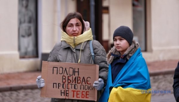 В центрі Одеси встановили ялинку на підтримку військовополонених