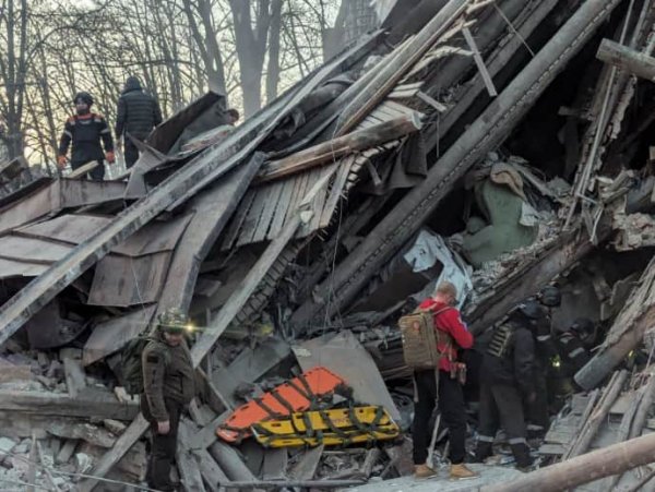 Росія вдарила балістикою по багатоквартирному будинку в Кривому Розі, під завалами шукають людей