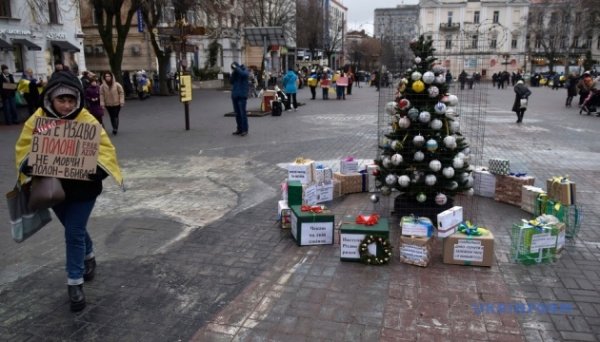 У Вінниці родичі полонених військових встановили новорічну ялинку за ґратами