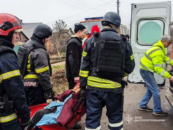 У Кривому Розі ліквідували пожежу в п'ятиповерхівці і розгорнули штаб на місці ракетного удару РФ