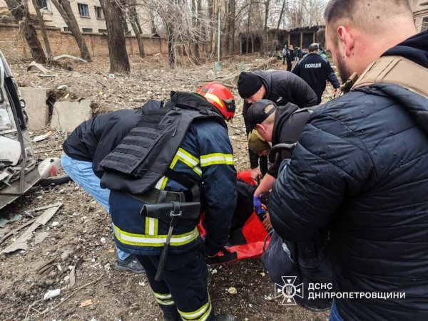 У Кривому Розі ліквідували пожежу в п'ятиповерхівці і розгорнули штаб на місці ракетного удару РФ