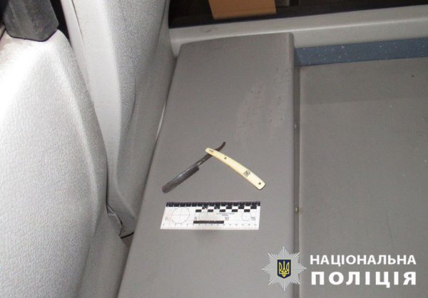 У Києві пасажир автобуса порізав бритвою хлопця, який гучно слухав музику