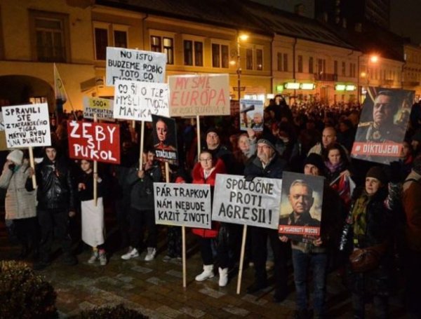 
Масштабні протести у Словаччині: тисячі людей вийшли на вулиці проти уряду Фіцо
