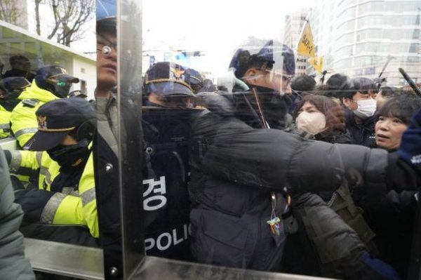 
Поліція Південної Кореї не змогла заарештувати президента протягом п'яти годин
