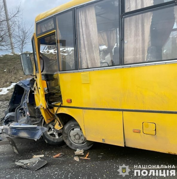 На Львівщині легковик зіткнувся з автобусом, четверо загиблих