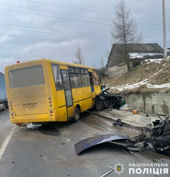 На Львівщині легковик зіткнувся з автобусом, четверо загиблих