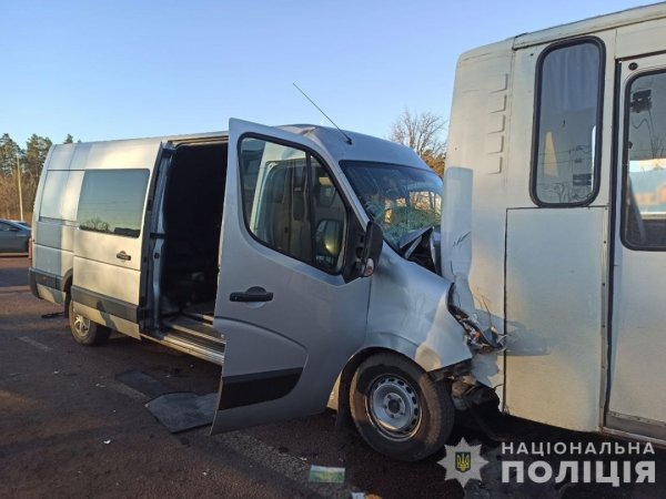 Під Житомиром зіткнулися два автобуси і маршрутка, п’ятеро поранених