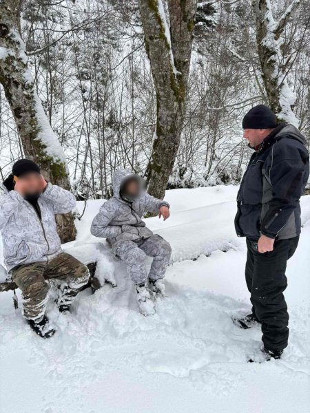 На Закарпатті у горах врятували трьох чоловіків, які сім діб блукали в пошуках кордону