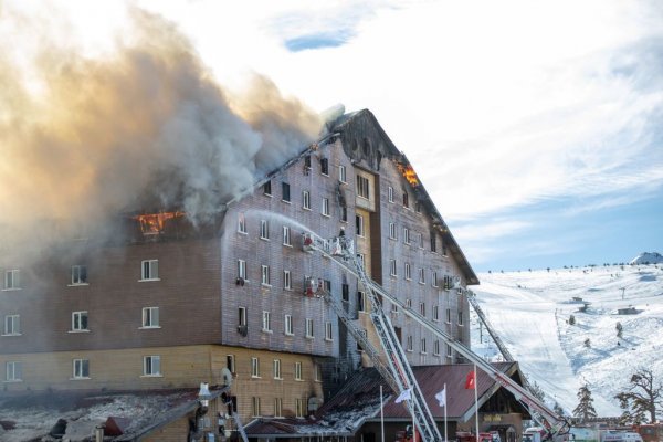 
Гірськолижний курорт у Туреччині охопила масштабна пожежа: багато загиблих і постраждалих (фото)
