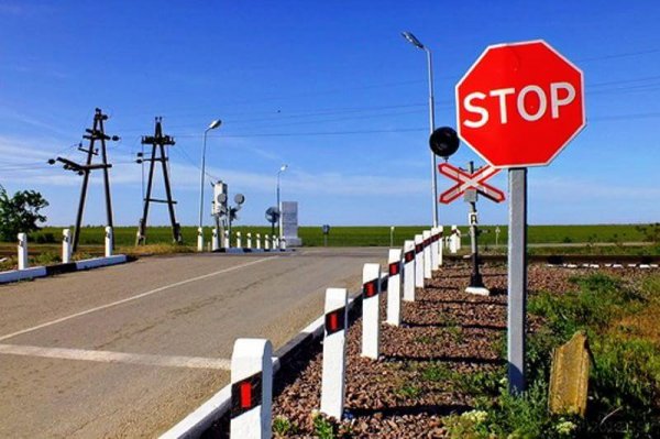 
Потяг та штраф – головні небезпеки: як правильно проїжджати переїзд на авто 