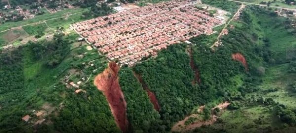 
Величезні провалля в землі "пожирають" місто: бразильська влада оголосила надзвичайну ситуацію
