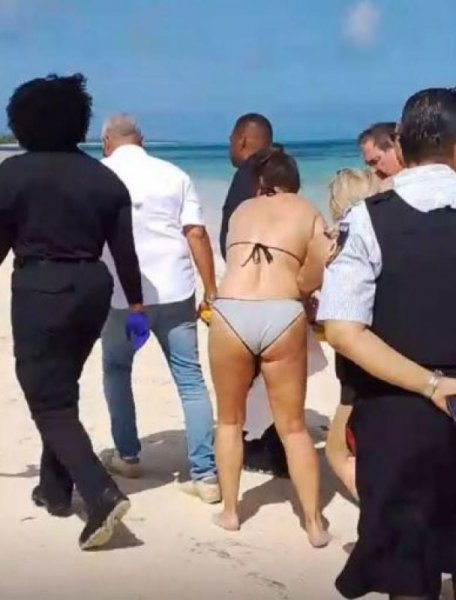 
Акула відкусила туристці руки після того, як вона спробувала сфотографуватися з хижаком
