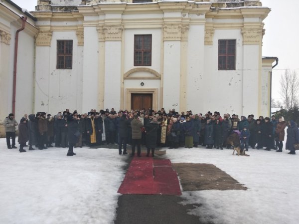 Піп тікав під гімн: громада перейшла до ПЦУ без священика – депутат
