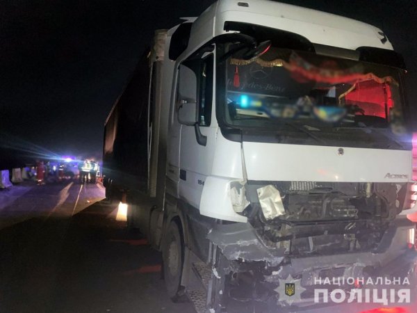 Під Житомиром легковик врізався у вантажівку, троє загиблих