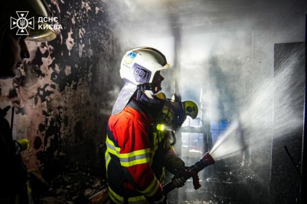 У Києві на пожежі в житловому будинку врятували п'ятьох людей